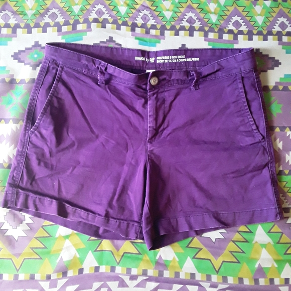 Khakis by GAP Girlfriend 5 Inch Cargo Type Shorts - Picture 4 of 14